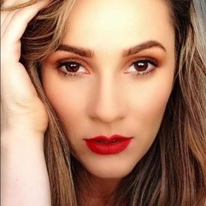 Meet your Posher, Daniela